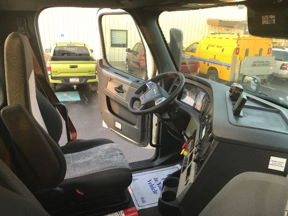 Day Cab Tractor-Heavy Duty Tractors-Freightliner-2021-T11664ST-Pottsville-PA-757,958\n\t\tmiles-$ 27,750 - Image 14