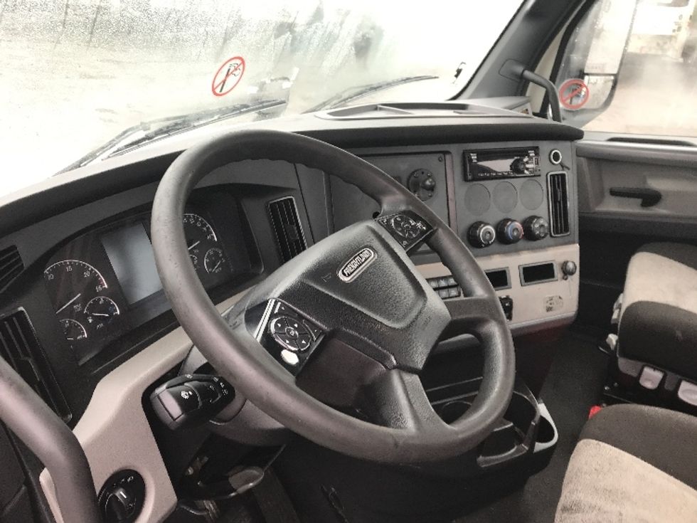Day Cab Tractor-Heavy Duty Tractors-Freightliner-2021-T11664ST-Pottsville-PA-792,575\n\t\tmiles-$ 28,000 - Image 10