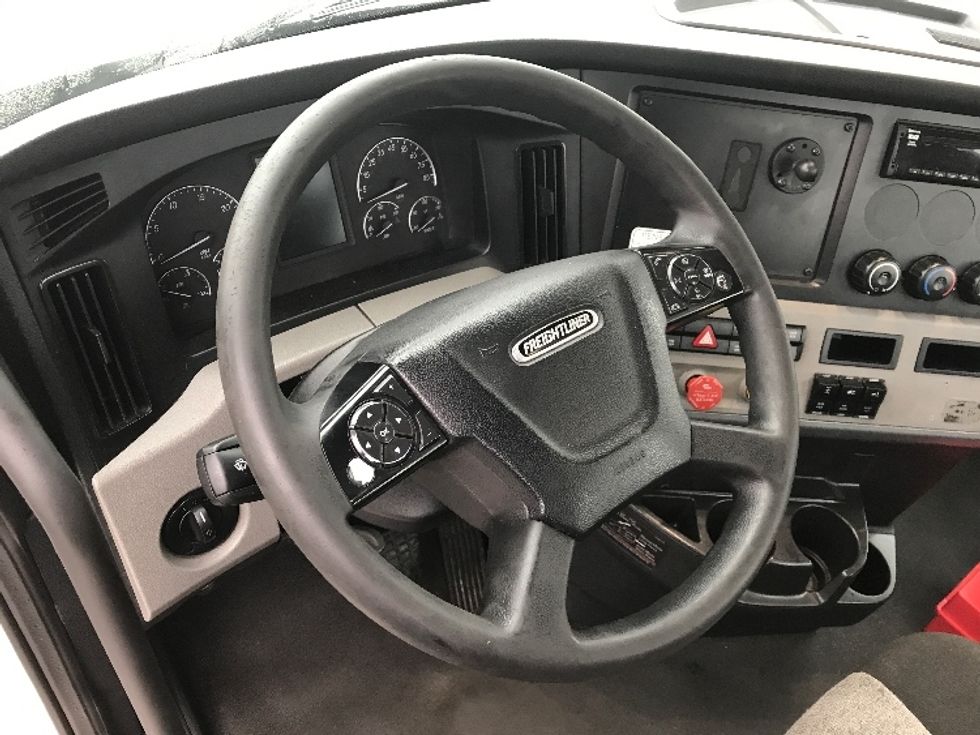 Day Cab Tractor-Heavy Duty Tractors-Freightliner-2021-T11664ST-Pottsville-PA-792,575\n\t\tmiles-$ 28,000 - Image 11