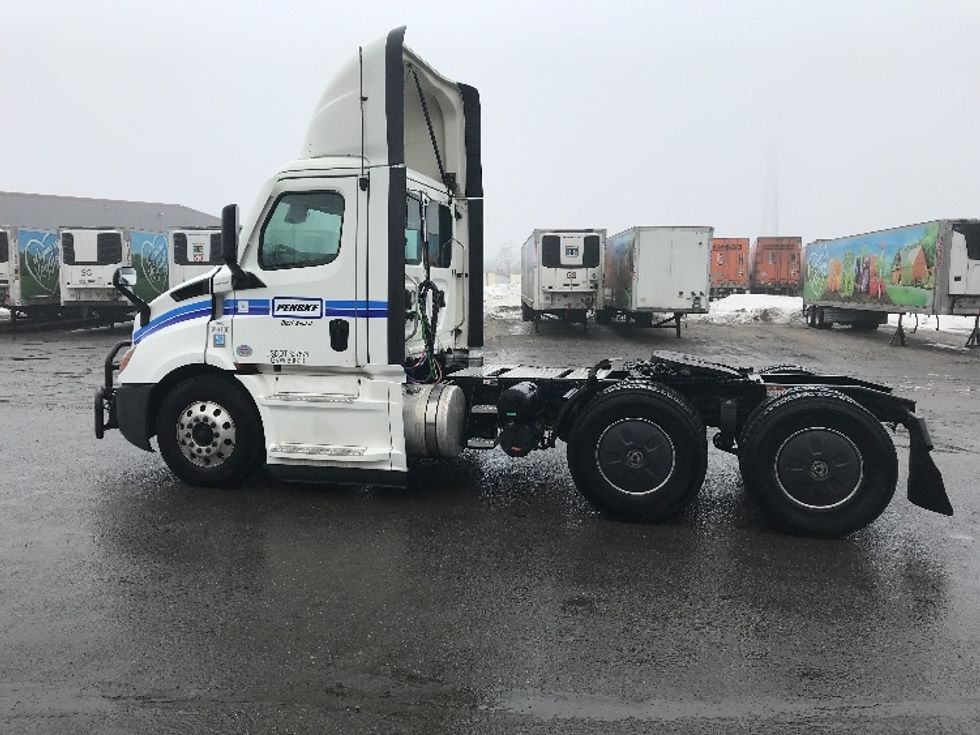 Day Cab Tractor-Heavy Duty Tractors-Freightliner-2021-T11664ST-Pottsville-PA-792,575\n\t\tmiles-$ 28,000 - Image 4