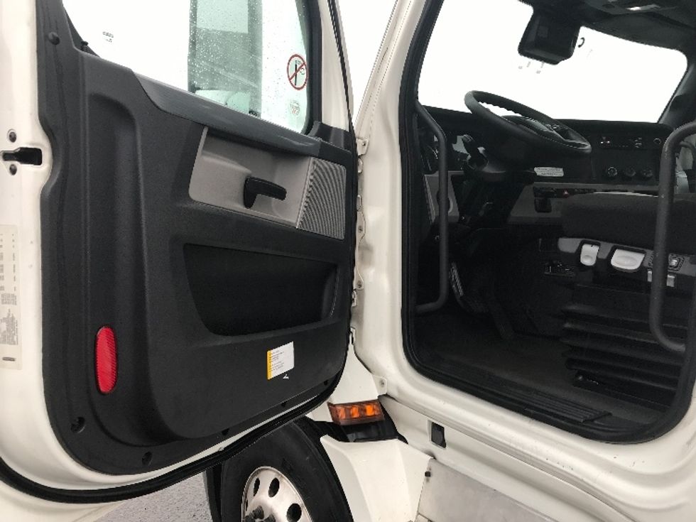Day Cab Tractor-Heavy Duty Tractors-Freightliner-2021-T11664ST-Pottsville-PA-792,575\n\t\tmiles-$ 28,000 - Image 9