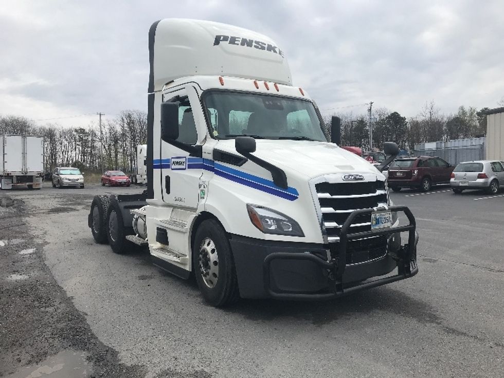 Day Cab Tractor-Heavy Duty Tractors-Freightliner-2021-T11664ST-Pottsville-PA-795,520\n\t\tmiles-$ 28,000 - Image 1