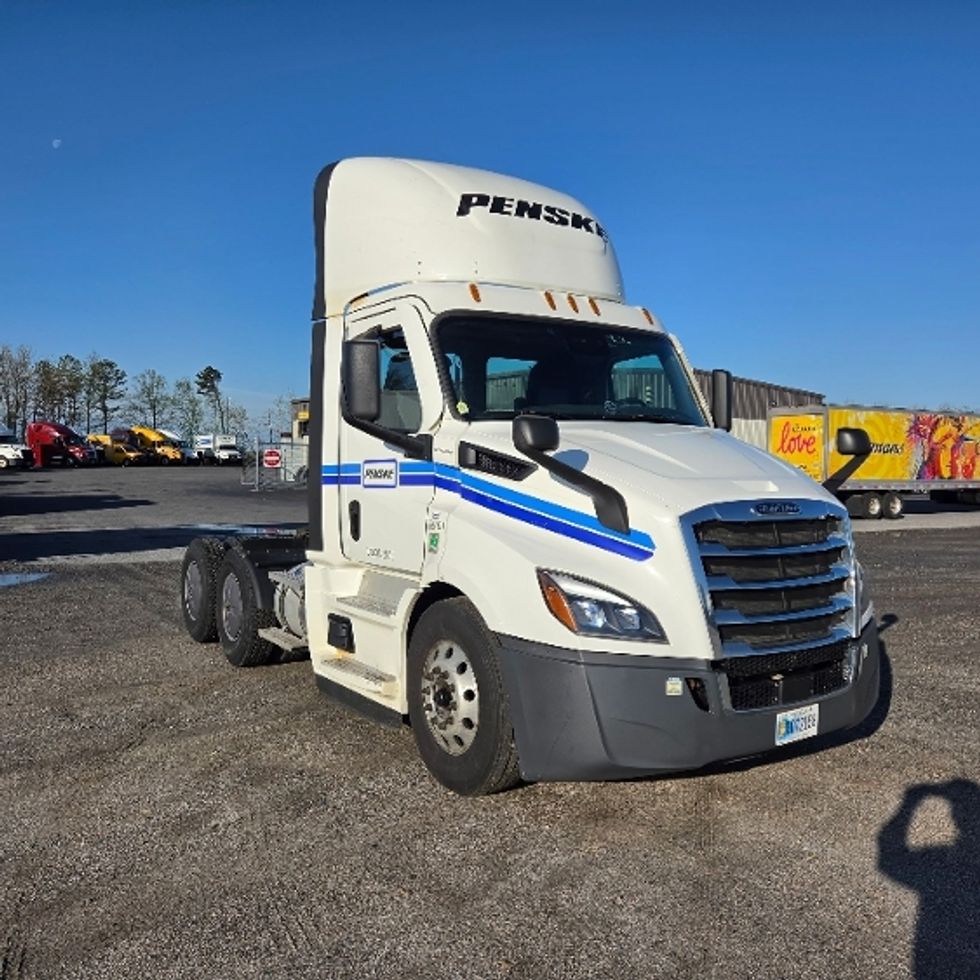 Day Cab Tractor-Heavy Duty Tractors-Freightliner-2021-T11664ST-Pottsville-PA-795,520\n\t\tmiles-$ 28,000 - Image 1