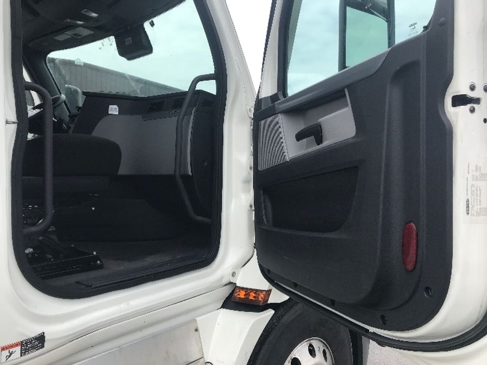 Day Cab Tractor-Heavy Duty Tractors-Freightliner-2021-T11664ST-Pottsville-PA-795,520\n\t\tmiles-$ 28,000 - Image 12