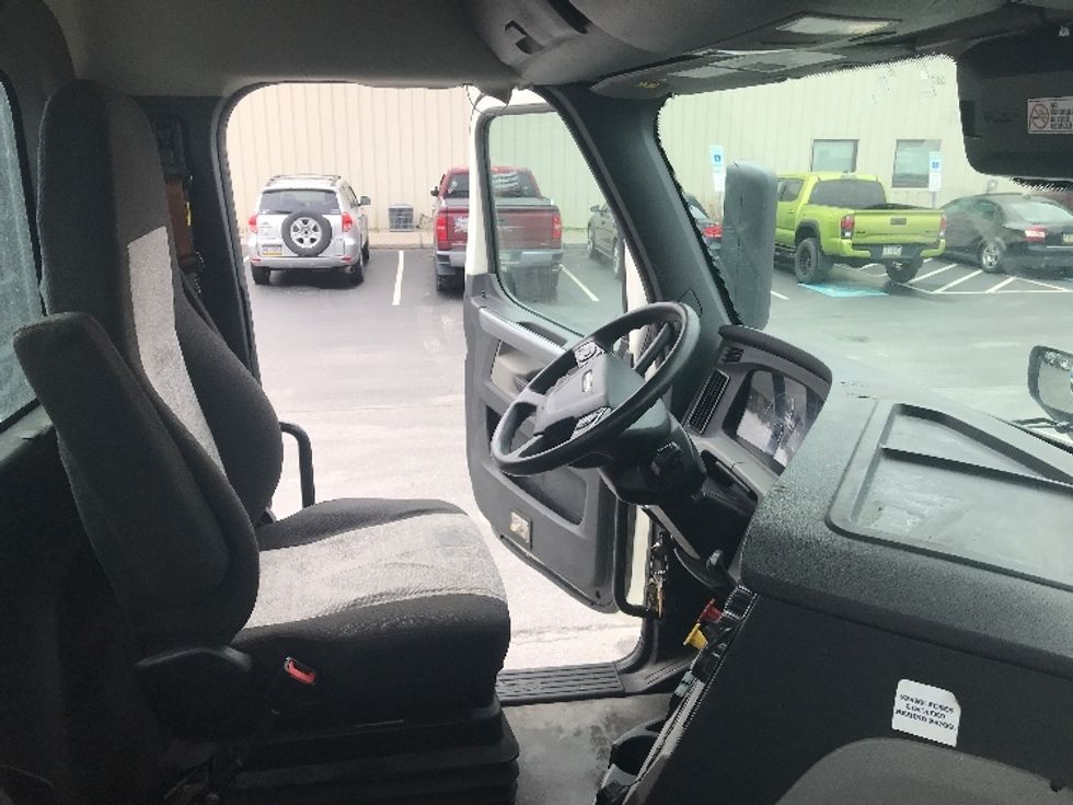 Day Cab Tractor-Heavy Duty Tractors-Freightliner-2021-T11664ST-Pottsville-PA-795,520\n\t\tmiles-$ 28,000 - Image 14