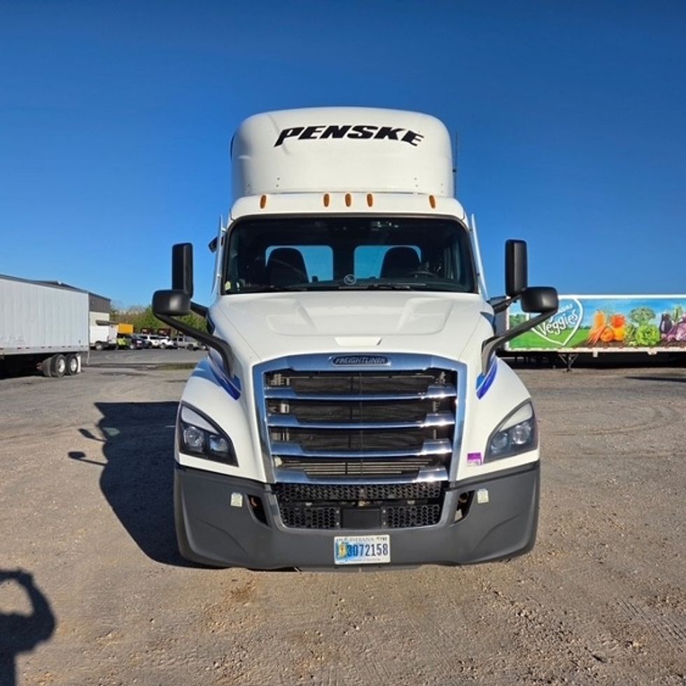 Day Cab Tractor-Heavy Duty Tractors-Freightliner-2021-T11664ST-Pottsville-PA-795,520\n\t\tmiles-$ 28,000 - Image 2