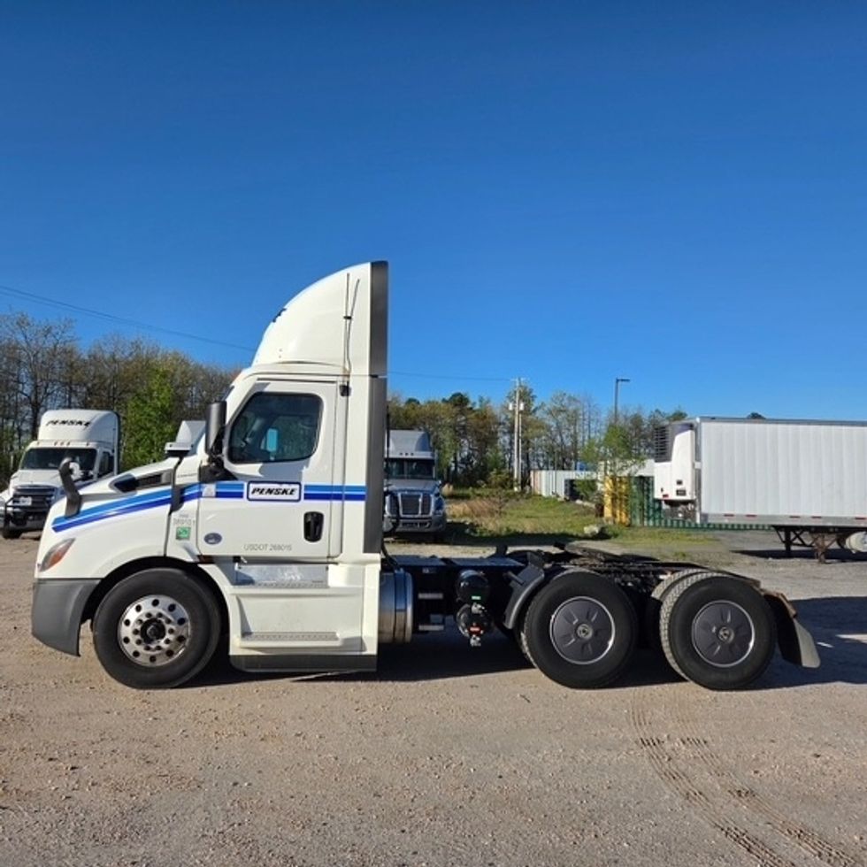 Day Cab Tractor-Heavy Duty Tractors-Freightliner-2021-T11664ST-Pottsville-PA-795,520\n\t\tmiles-$ 28,000 - Image 4