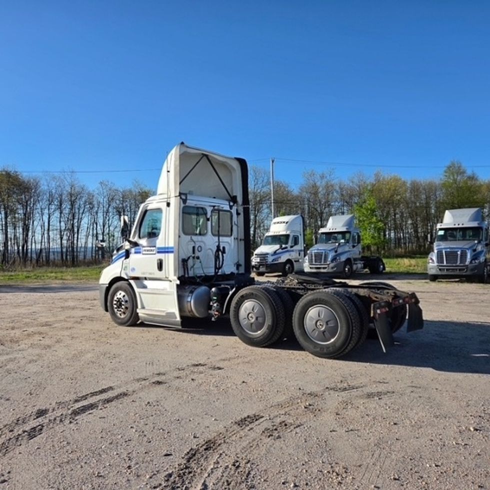 Day Cab Tractor-Heavy Duty Tractors-Freightliner-2021-T11664ST-Pottsville-PA-795,520\n\t\tmiles-$ 28,000 - Image 5