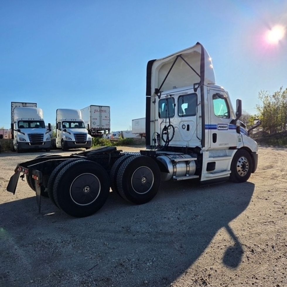 Day Cab Tractor-Heavy Duty Tractors-Freightliner-2021-T11664ST-Pottsville-PA-795,520\n\t\tmiles-$ 28,000 - Image 7