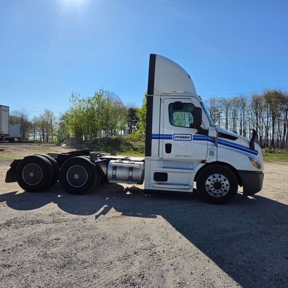 Day Cab Tractor-Heavy Duty Tractors-Freightliner-2021-T11664ST-Pottsville-PA-795,520\n\t\tmiles-$ 28,000 - Image 8