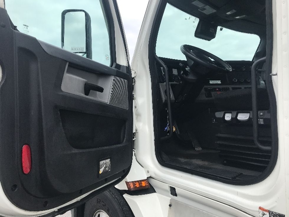 Day Cab Tractor-Heavy Duty Tractors-Freightliner-2021-T11664ST-Pottsville-PA-795,520\n\t\tmiles-$ 28,000 - Image 9