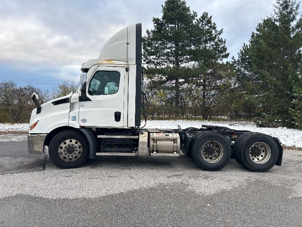 Day Cab Tractor-Heavy Duty Tractors-Freightliner-2021-T11664ST-Rochester-NY-280,118\n\t\tmiles-$ 57,000 - Image 4