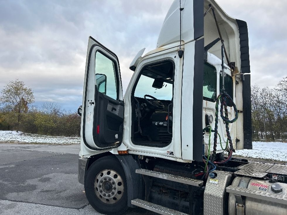 Day Cab Tractor-Heavy Duty Tractors-Freightliner-2021-T11664ST-Rochester-NY-280,118\n\t\tmiles-$ 57,000 - Image 9