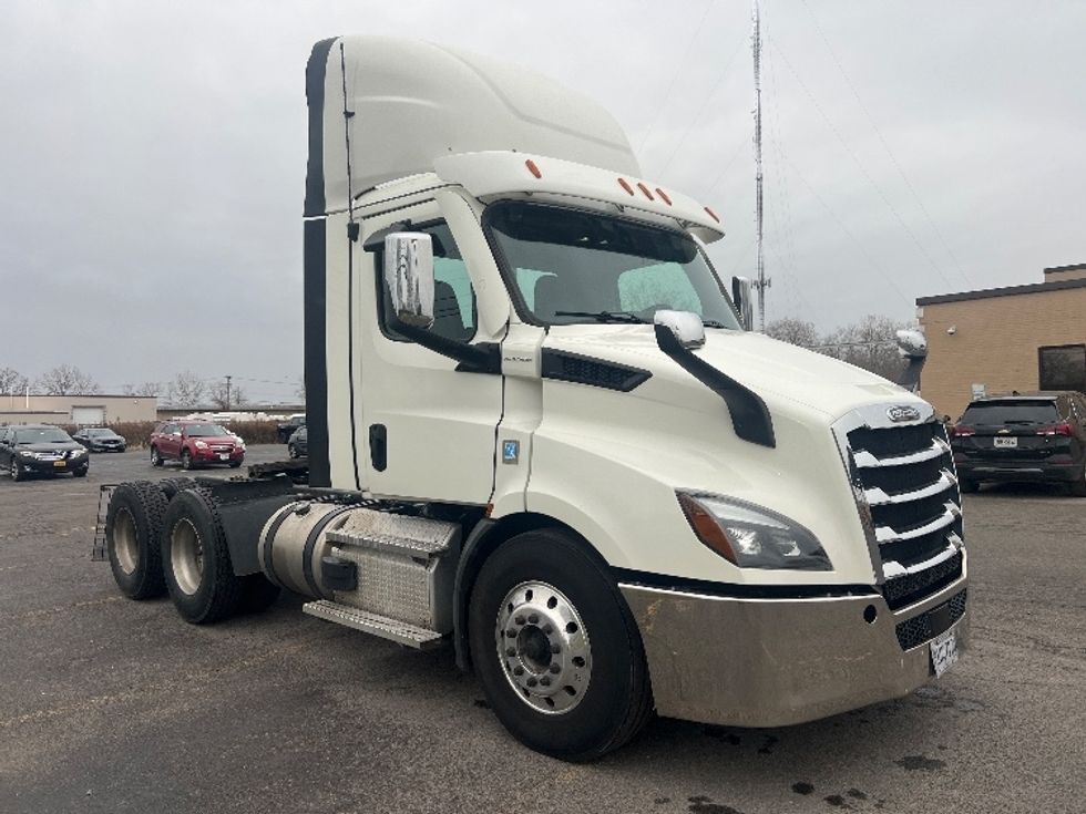 Day Cab Tractor-Heavy Duty Tractors-Freightliner-2021-T11664ST-Rochester-NY-334,173\n\t\tmiles-$ 54,250 - Image 1