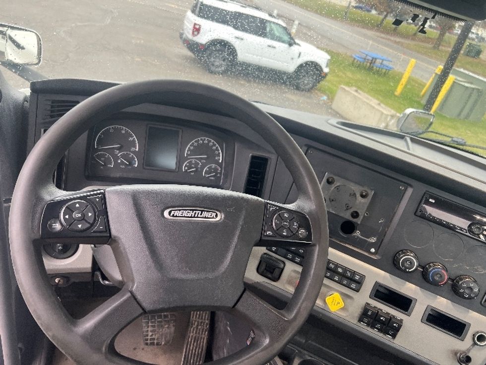 Day Cab Tractor-Heavy Duty Tractors-Freightliner-2021-T11664ST-Rochester-NY-334,173\n\t\tmiles-$ 54,250 - Image 11
