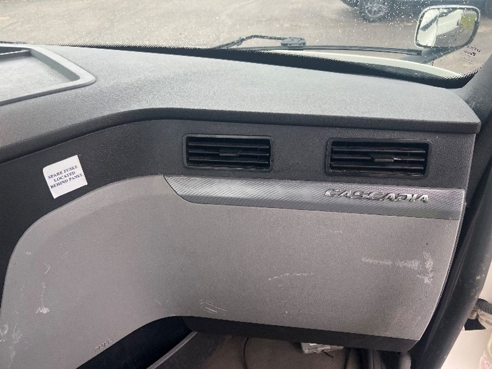 Day Cab Tractor-Heavy Duty Tractors-Freightliner-2021-T11664ST-Rochester-NY-334,173\n\t\tmiles-$ 54,250 - Image 13