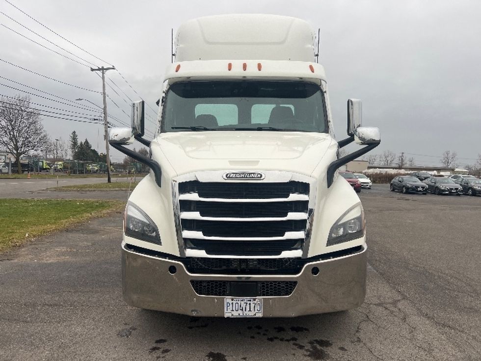 2021 Freightliner Cascadia 116" Day cab photo 2