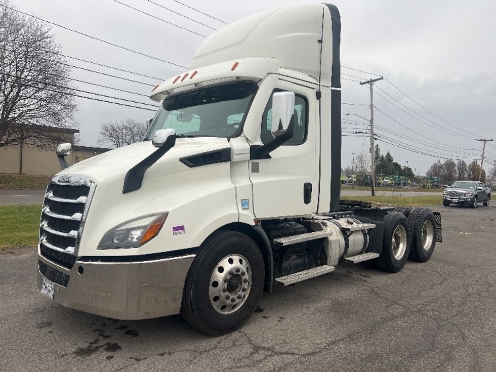 2021 Freightliner Cascadia 116" Day cab photo 3