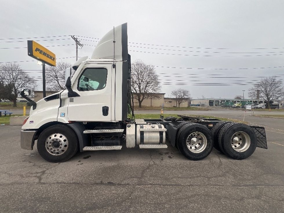 2021 Freightliner Cascadia 116" Day cab photo 4