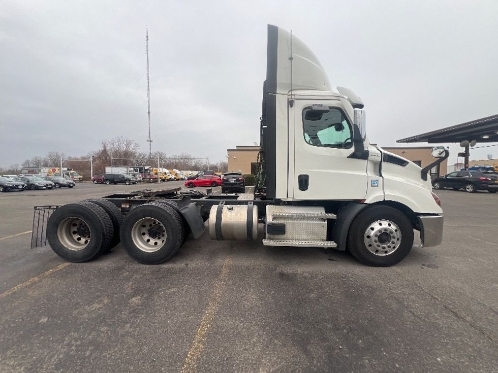 Day Cab Tractor-Heavy Duty Tractors-Freightliner-2021-T11664ST-Rochester-NY-334,173\n\t\tmiles-$ 54,250 - Image 8