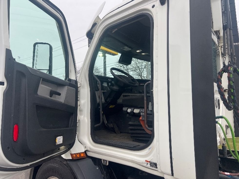 Day Cab Tractor-Heavy Duty Tractors-Freightliner-2021-T11664ST-Rochester-NY-334,173\n\t\tmiles-$ 54,250 - Image 9