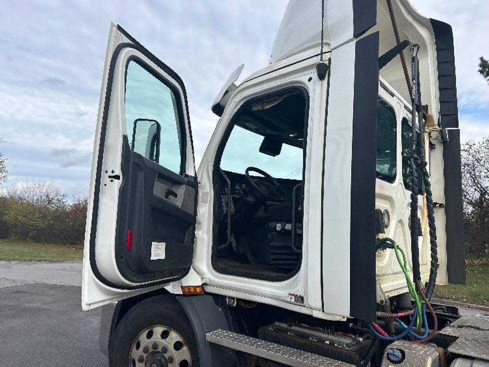 Day Cab Tractor-Heavy Duty Tractors-Freightliner-2021-T11664ST-Rochester-NY-337,571\n\t\tmiles-$ 54,250 - Image 9