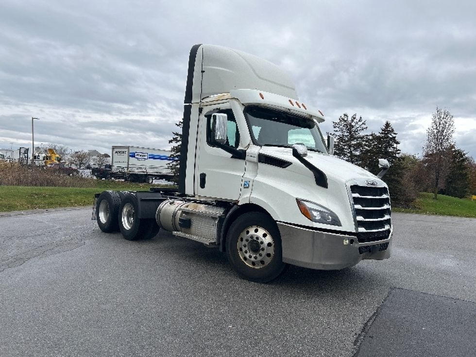 Day Cab Tractor-Heavy Duty Tractors-Freightliner-2021-T11664ST-Rochester-NY-345,327\n\t\tmiles-$ 53,750 - Image 1