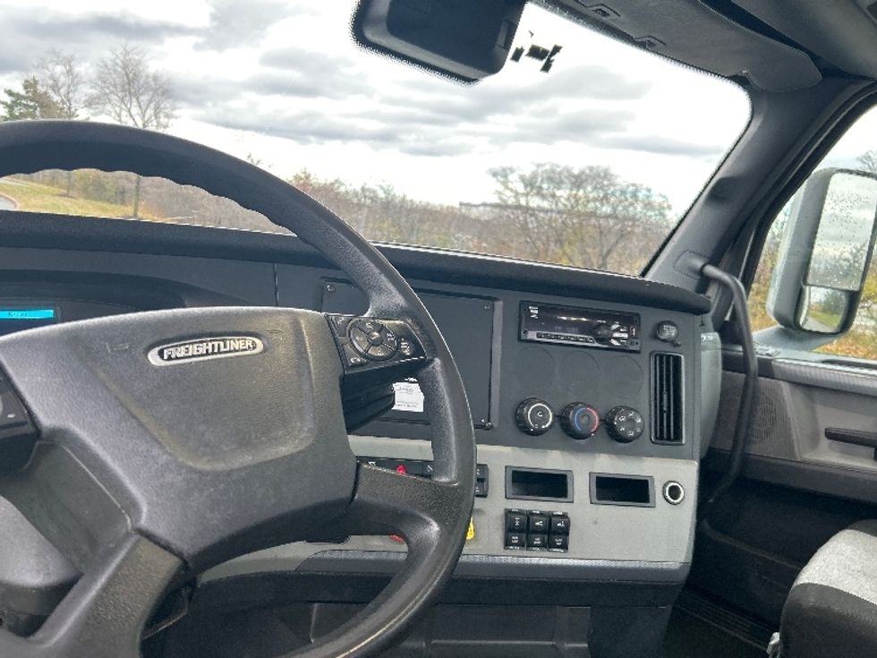 Day Cab Tractor-Heavy Duty Tractors-Freightliner-2021-T11664ST-Rochester-NY-345,327\n\t\tmiles-$ 53,750 - Image 11