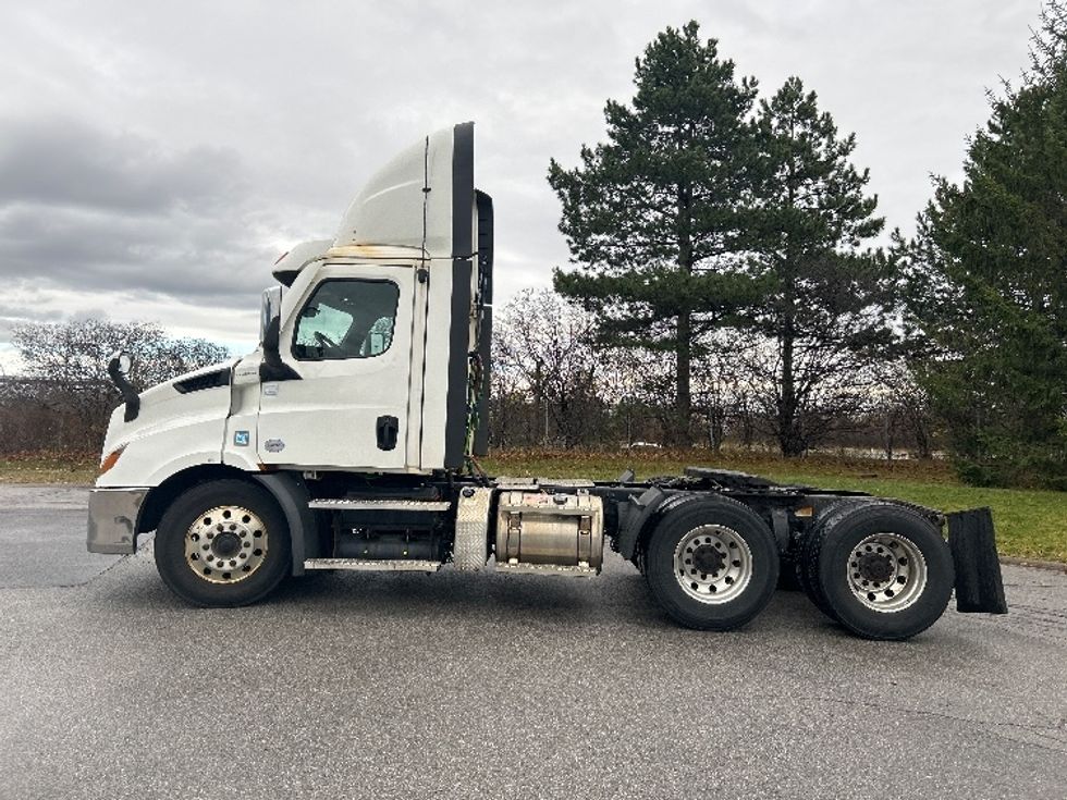 Day Cab Tractor-Heavy Duty Tractors-Freightliner-2021-T11664ST-Rochester-NY-345,327\n\t\tmiles-$ 53,750 - Image 4