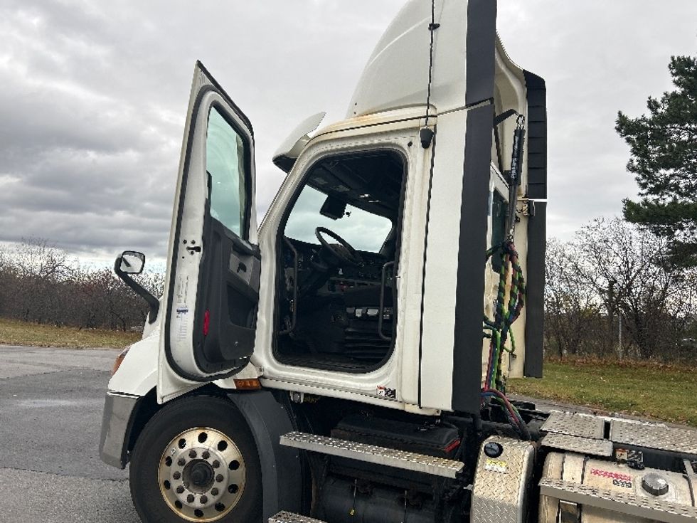 Day Cab Tractor-Heavy Duty Tractors-Freightliner-2021-T11664ST-Rochester-NY-345,327\n\t\tmiles-$ 53,750 - Image 9