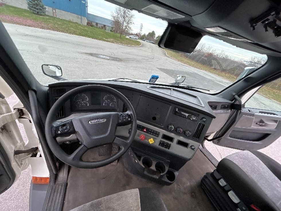 Day Cab Tractor-Heavy Duty Tractors-Freightliner-2021-T11664ST-Rochester-NY-388,906\n\t\tmiles-$ 50,250 - Image 11