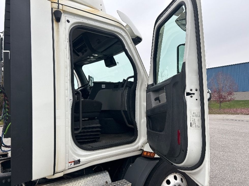 Day Cab Tractor-Heavy Duty Tractors-Freightliner-2021-T11664ST-Rochester-NY-388,906\n\t\tmiles-$ 50,250 - Image 12