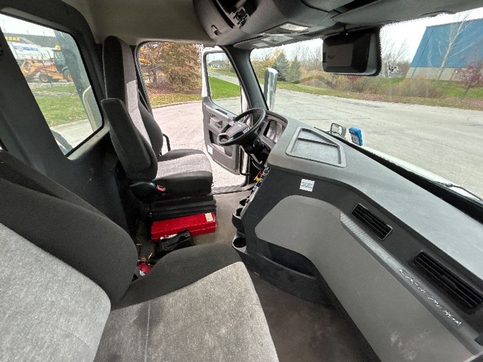 Day Cab Tractor-Heavy Duty Tractors-Freightliner-2021-T11664ST-Rochester-NY-388,906\n\t\tmiles-$ 50,250 - Image 14