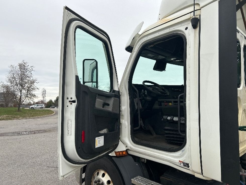 Day Cab Tractor-Heavy Duty Tractors-Freightliner-2021-T11664ST-Rochester-NY-388,906\n\t\tmiles-$ 50,250 - Image 9