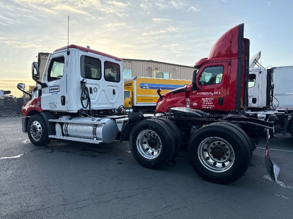 Day Cab Tractor-Heavy Duty Tractors-Freightliner-2021-T11664ST-Sacramento-CA-311,868\n\t\tmiles-$ 64,250 - Image 5