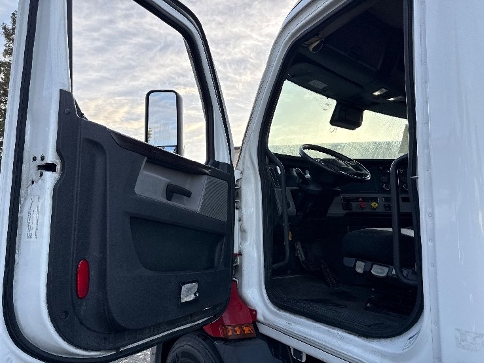 Day Cab Tractor-Heavy Duty Tractors-Freightliner-2021-T11664ST-Sacramento-CA-311,868\n\t\tmiles-$ 64,250 - Image 9