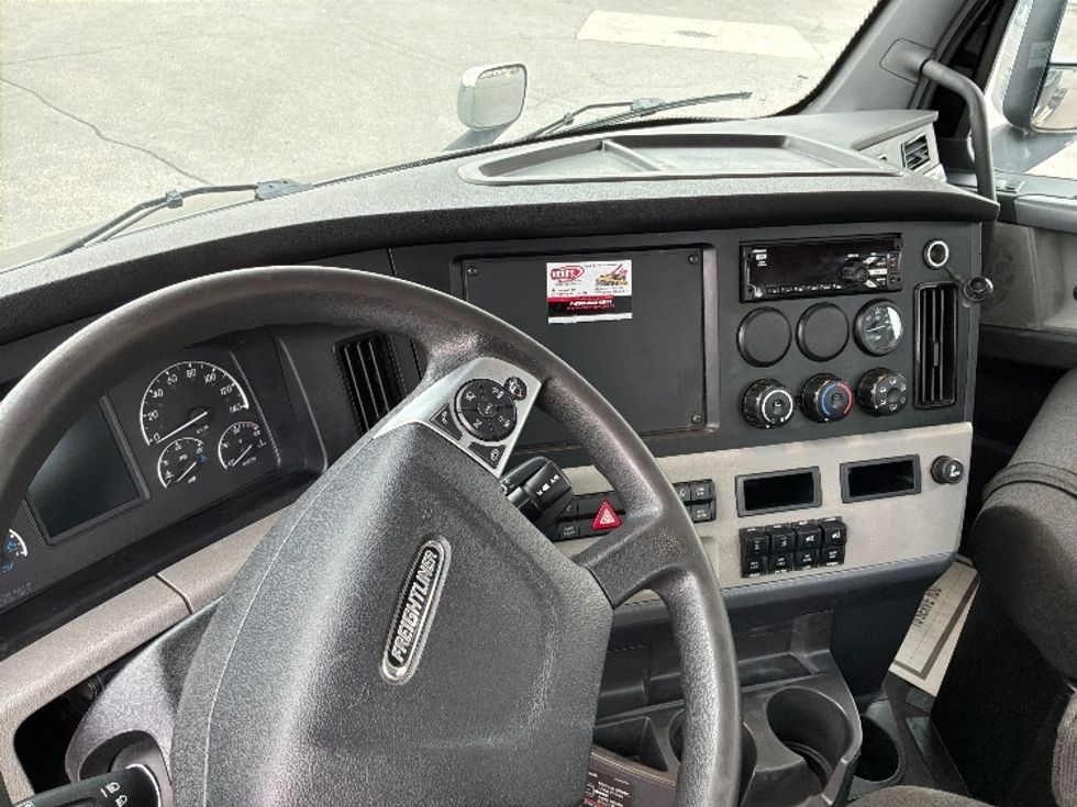 Day Cab Tractor-Heavy Duty Tractors-Freightliner-2021-T11664ST-Saint Laurent-PQ-222,675\n\t\tkm-$ 89,000 - Image 11