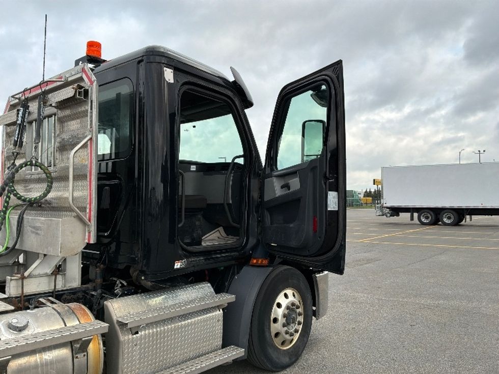 Day Cab Tractor-Heavy Duty Tractors-Freightliner-2021-T11664ST-Saint Laurent-PQ-222,675\n\t\tkm-$ 89,000 - Image 12