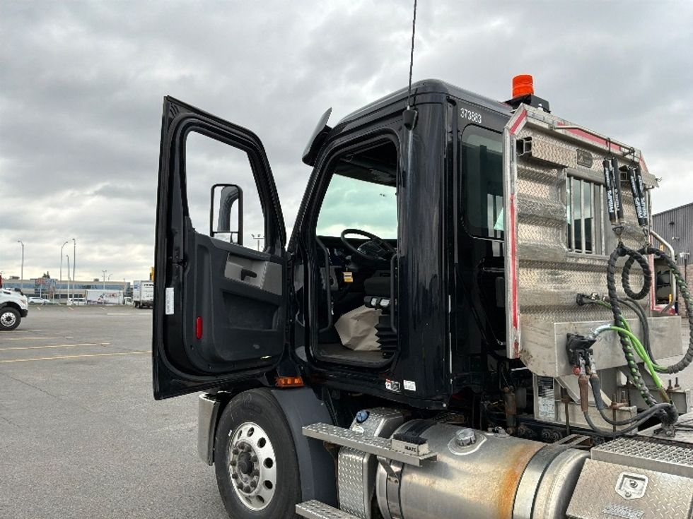 Day Cab Tractor-Heavy Duty Tractors-Freightliner-2021-T11664ST-Saint Laurent-PQ-222,675\n\t\tkm-$ 89,000 - Image 9