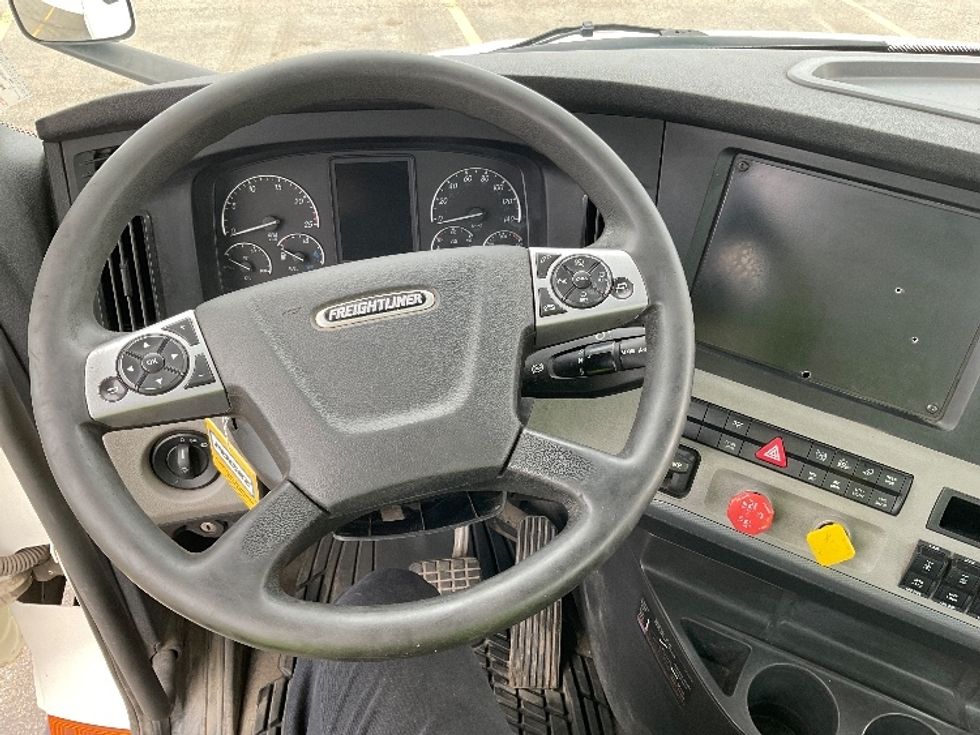 Day Cab Tractor-Heavy Duty Tractors-Freightliner-2021-T11664ST-Saint Laurent-PQ-416,998\n\t\tkm-$ 77,000 - Image 11