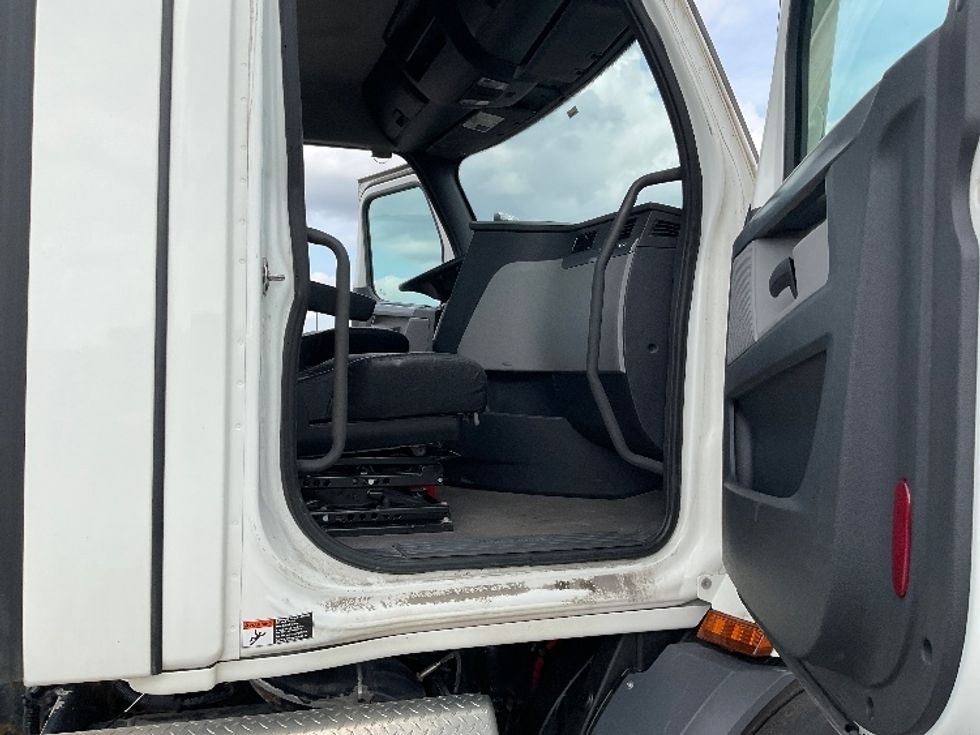Day Cab Tractor-Heavy Duty Tractors-Freightliner-2021-T11664ST-Saint Laurent-PQ-416,998\n\t\tkm-$ 77,000 - Image 12