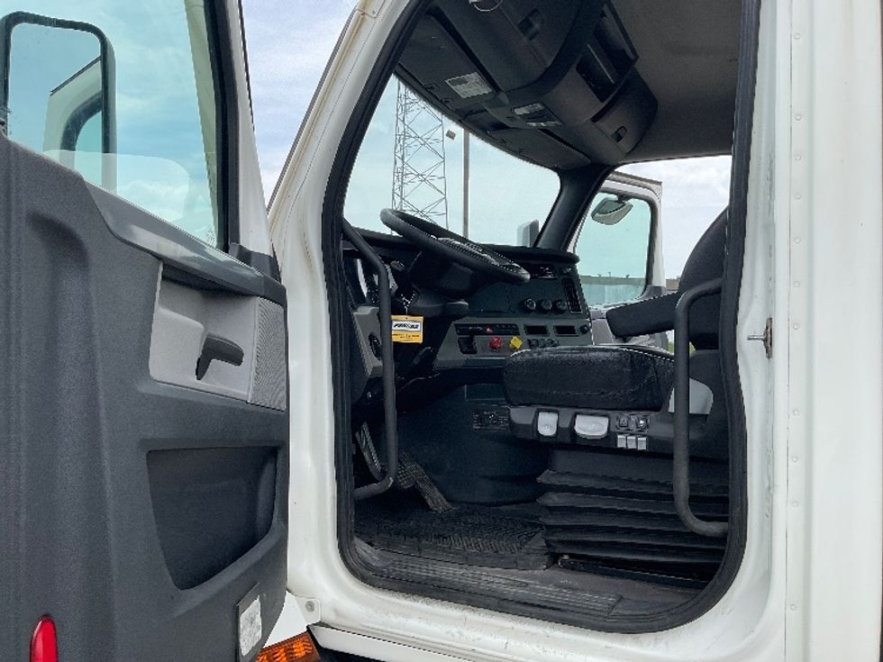 Day Cab Tractor-Heavy Duty Tractors-Freightliner-2021-T11664ST-Saint Laurent-PQ-416,998\n\t\tkm-$ 77,000 - Image 9