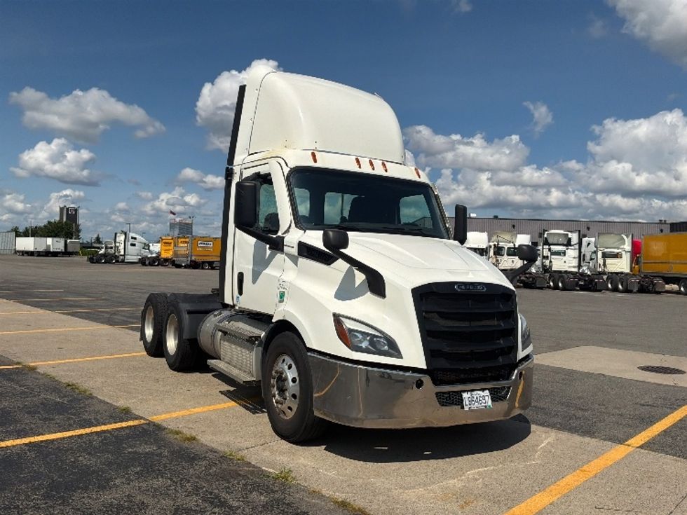 Day Cab Tractor-Heavy Duty Tractors-Freightliner-2021-T11664ST-Saint Laurent-PQ-467,341\n\t\tkm-$ 80,250 - Image 1