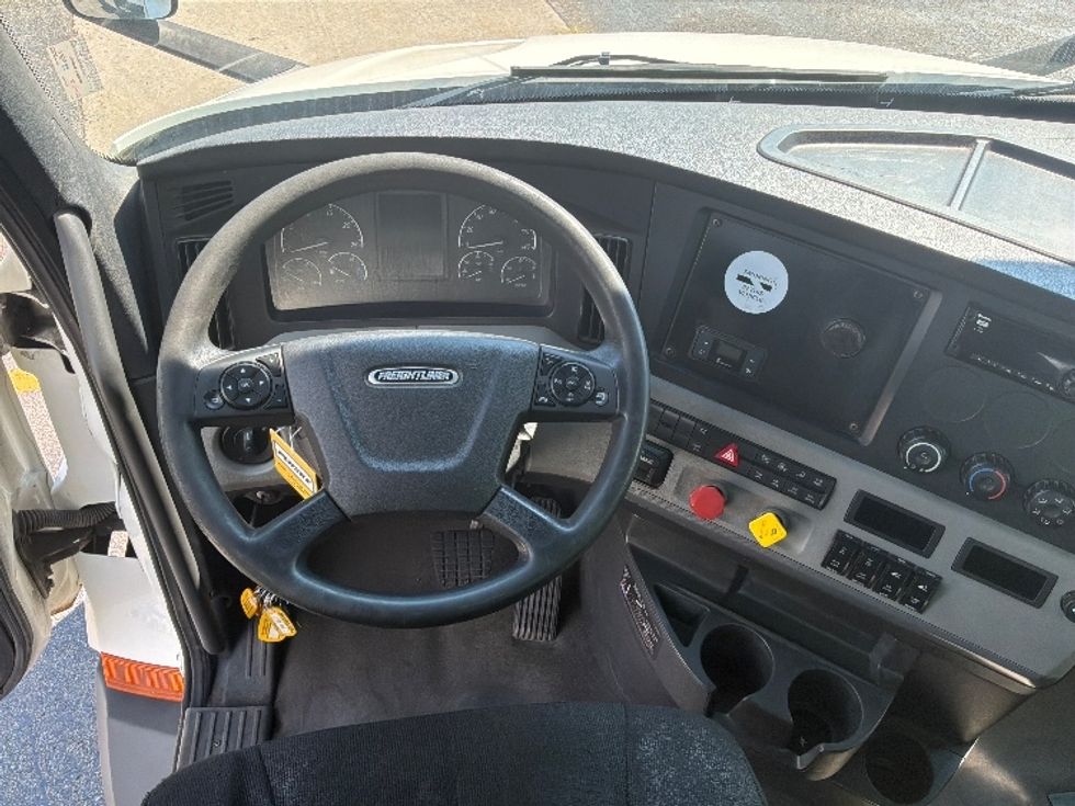 Day Cab Tractor-Heavy Duty Tractors-Freightliner-2021-T11664ST-Saint Laurent-PQ-467,341\n\t\tkm-$ 80,250 - Image 11