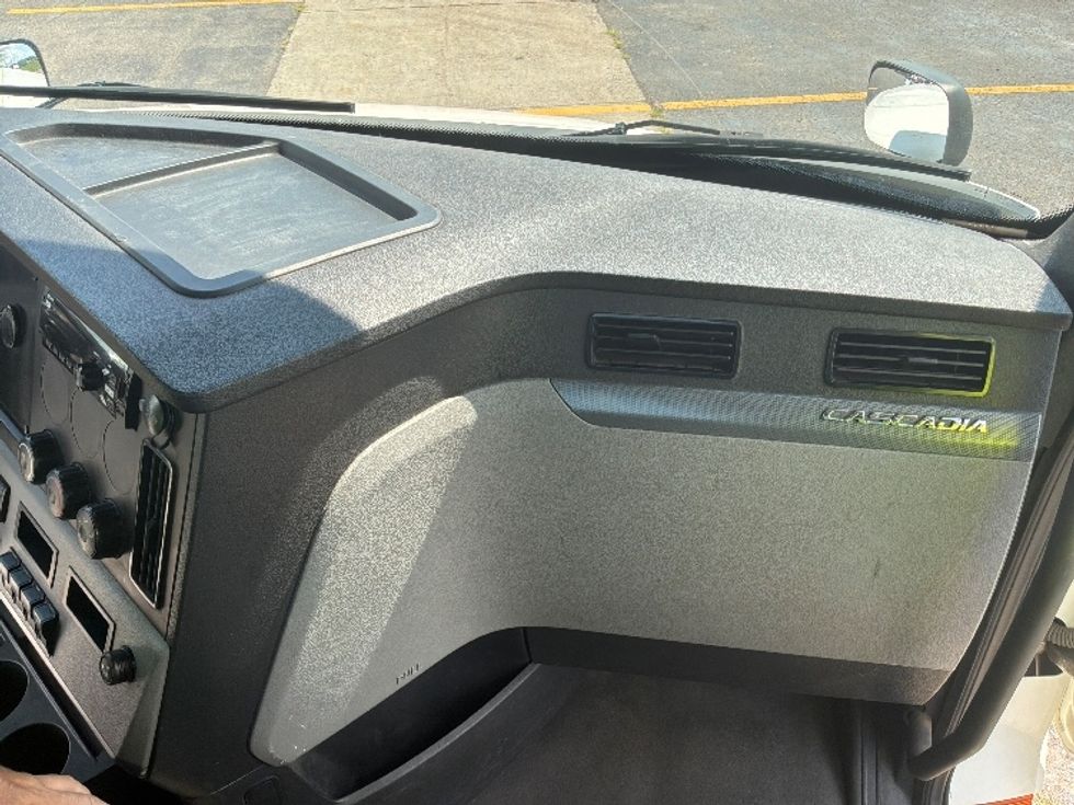 Day Cab Tractor-Heavy Duty Tractors-Freightliner-2021-T11664ST-Saint Laurent-PQ-467,341\n\t\tkm-$ 80,250 - Image 13