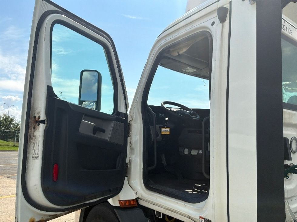 Day Cab Tractor-Heavy Duty Tractors-Freightliner-2021-T11664ST-Saint Laurent-PQ-467,341\n\t\tkm-$ 80,250 - Image 9