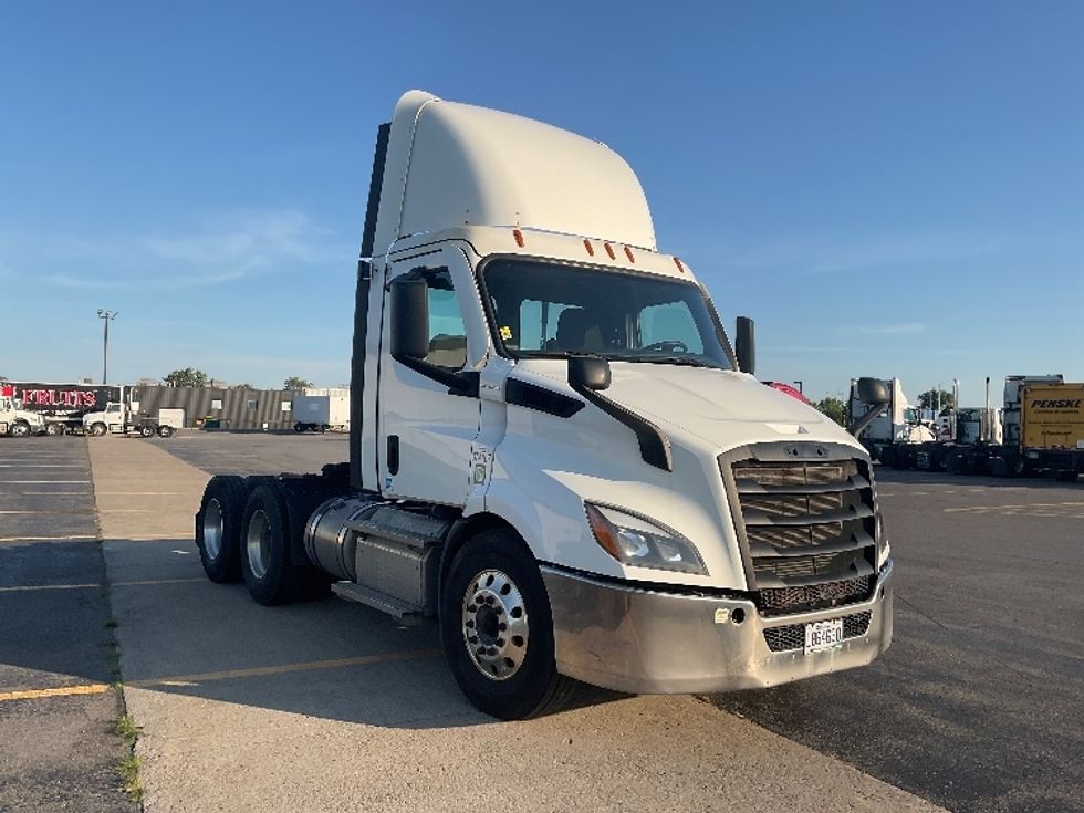 Day Cab Tractor-Heavy Duty Tractors-Freightliner-2021-T11664ST-Saint Laurent-PQ-493,668\n\t\tkm-$ 79,000 - Image 1