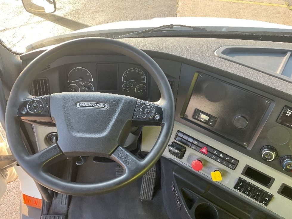 Day Cab Tractor-Heavy Duty Tractors-Freightliner-2021-T11664ST-Saint Laurent-PQ-493,668\n\t\tkm-$ 79,000 - Image 11