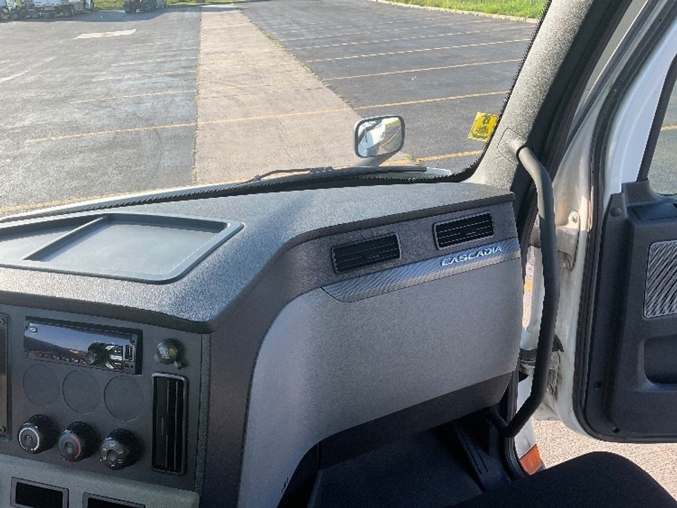 Day Cab Tractor-Heavy Duty Tractors-Freightliner-2021-T11664ST-Saint Laurent-PQ-493,668\n\t\tkm-$ 79,000 - Image 13