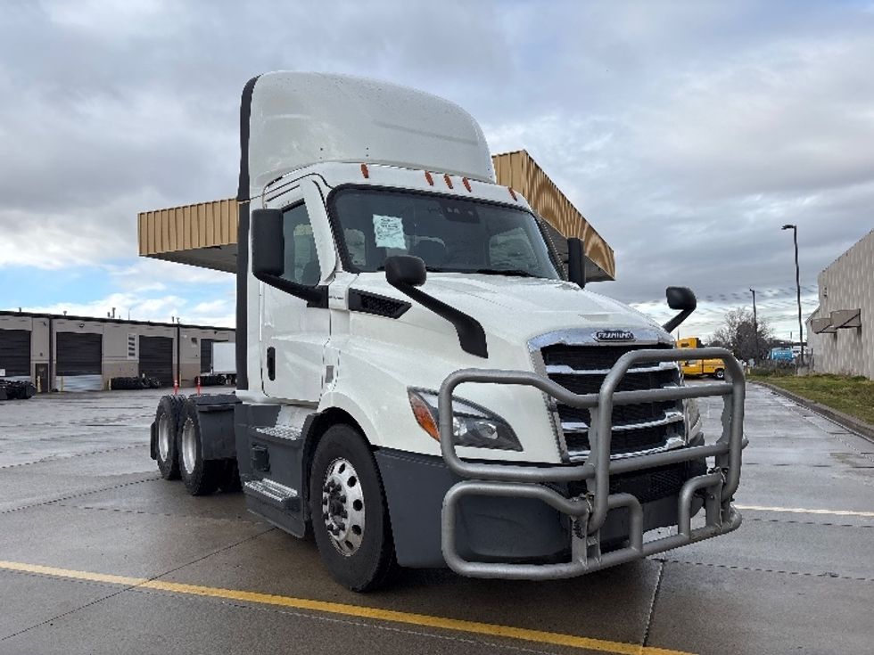 Day Cab Tractor-Heavy Duty Tractors-Freightliner-2021-T11664ST-Salt Lake City-UT-428,183\n\t\tmiles-$ 56,500 - Image 1
